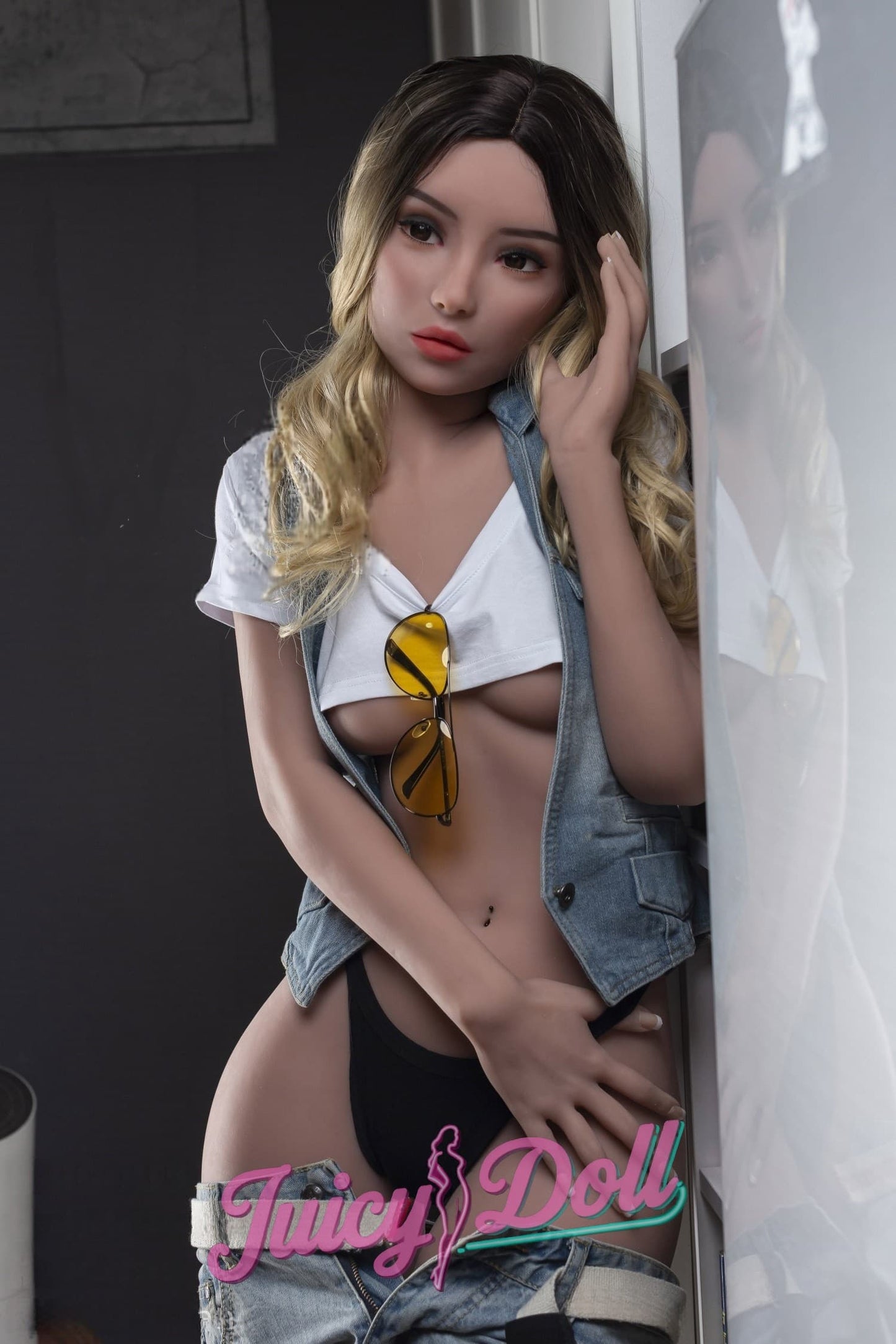 Lena 160cm Acup, T-Belt-Girl macht eine Pause von der Arbeit