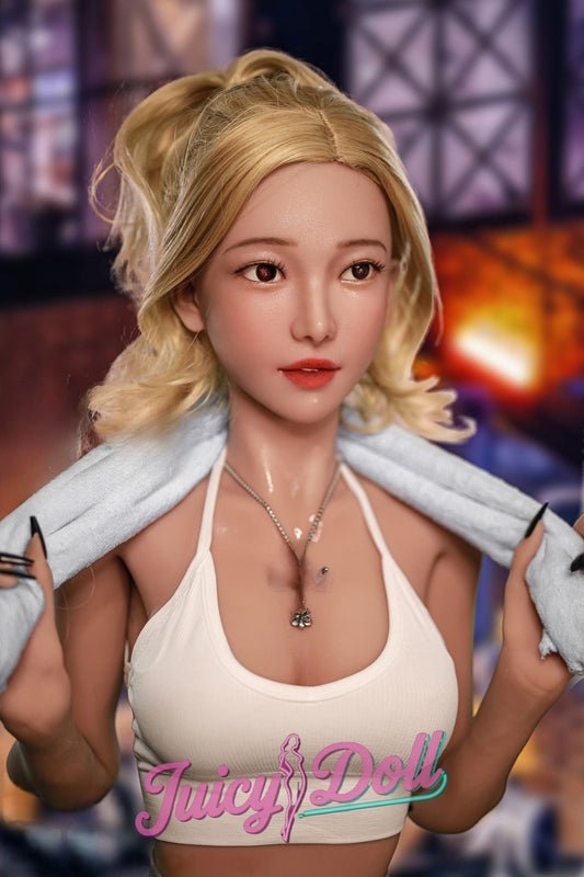 Linda, 160 cm bonnet D À la salle de sport