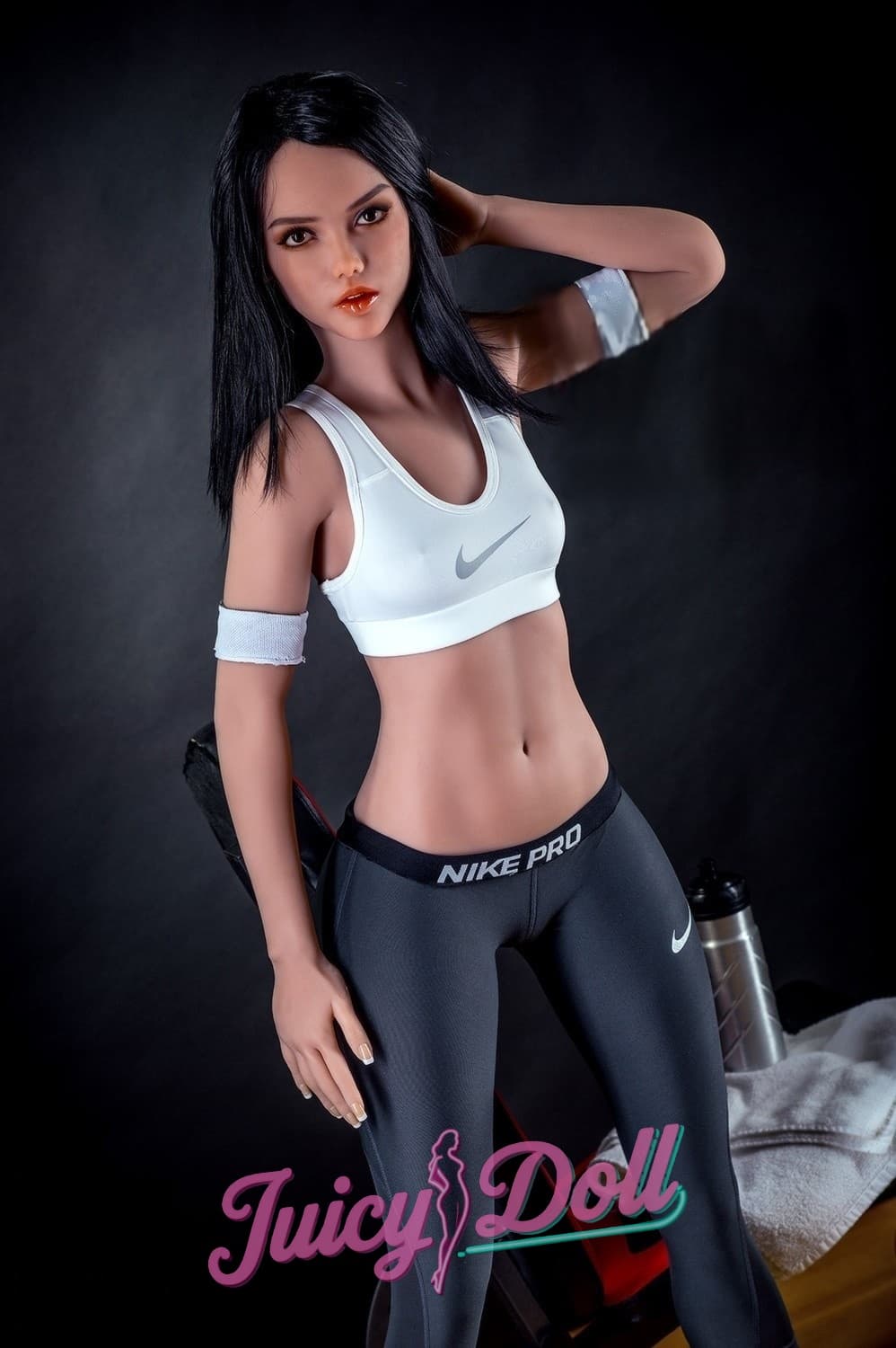 Mia, 160 cm, Körbchengröße B. Während einer Pause im Fitnesskurs
