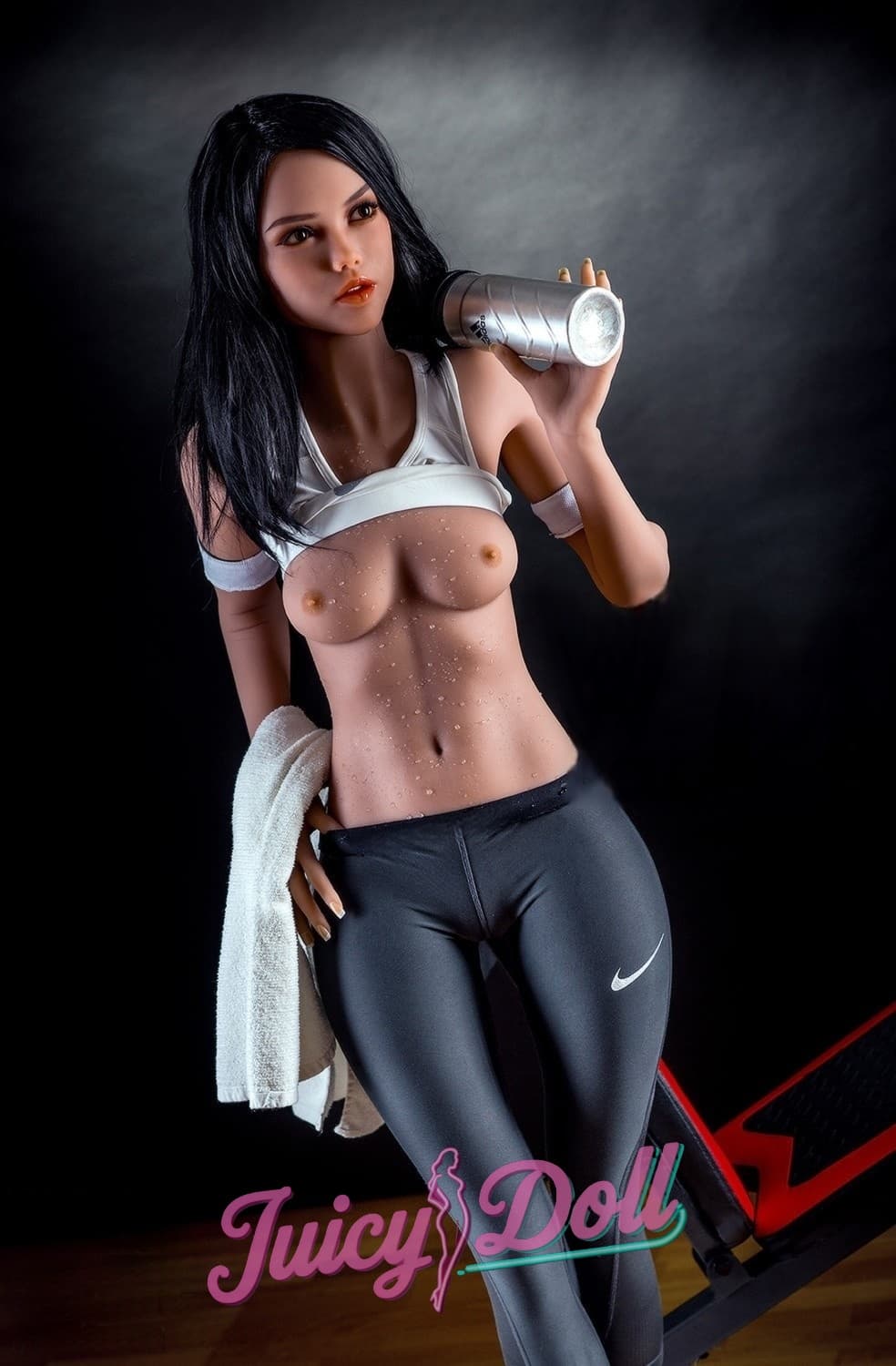 Mia, 160 cm, Körbchengröße B. Während einer Pause im Fitnesskurs