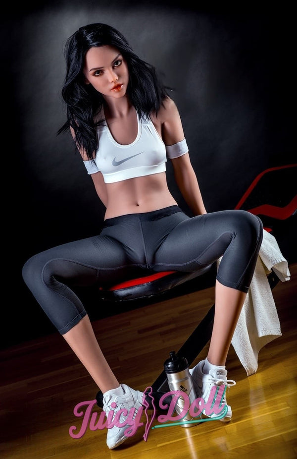 Mia, 160 cm, Körbchengröße B. Während einer Pause im Fitnesskurs