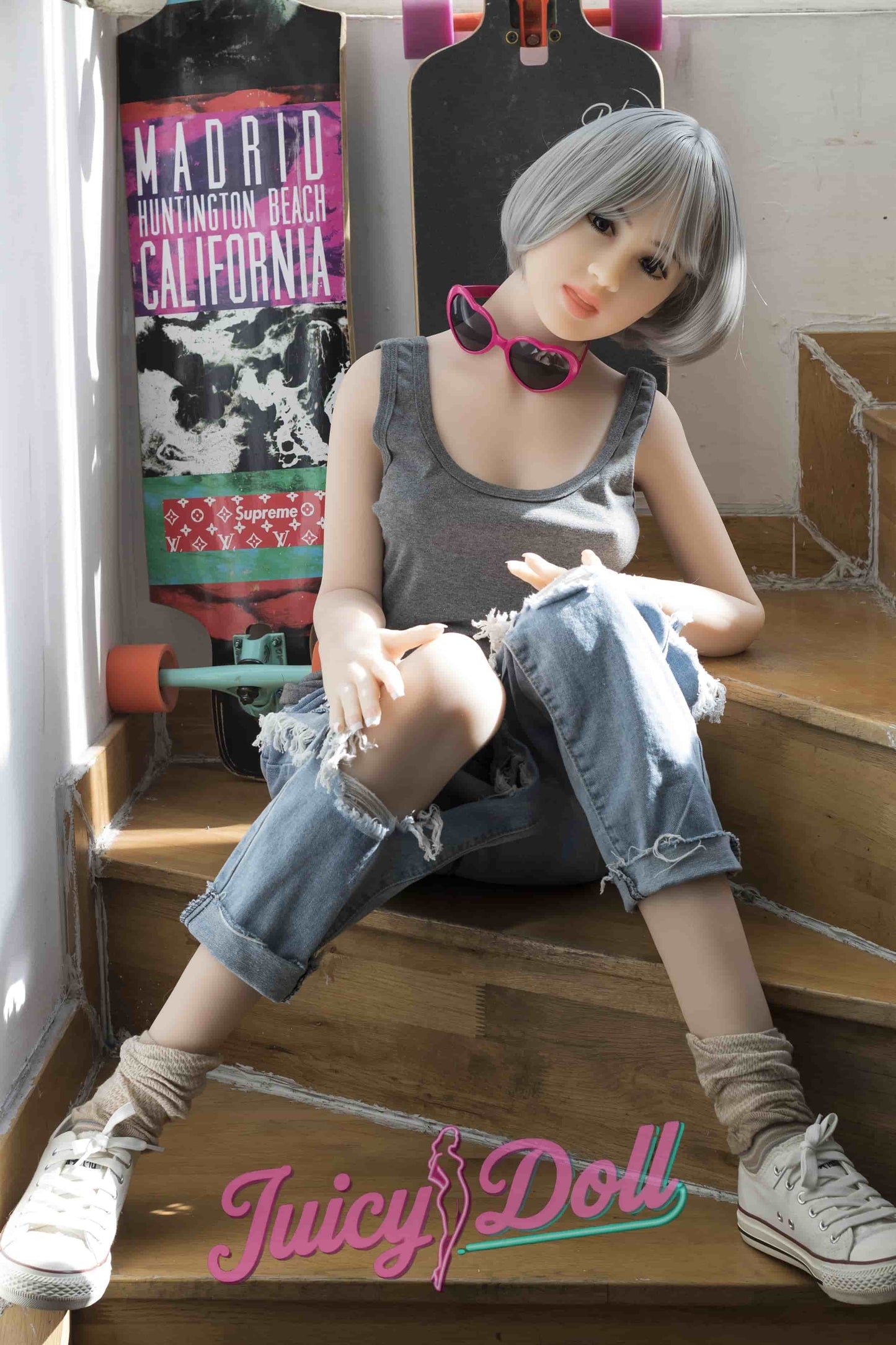 Olivia, 156 cm, bonnet C, asiatique, dans les escaliers
