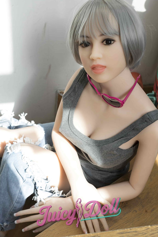 Olivia, 156 cm, bonnet C, asiatique, dans les escaliers