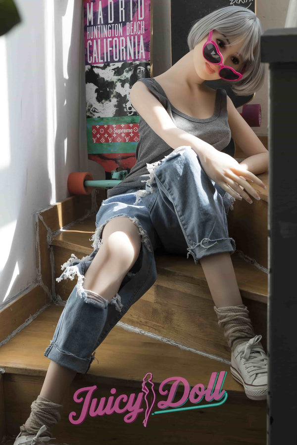 Olivia, 156 cm, bonnet C, asiatique, dans les escaliers