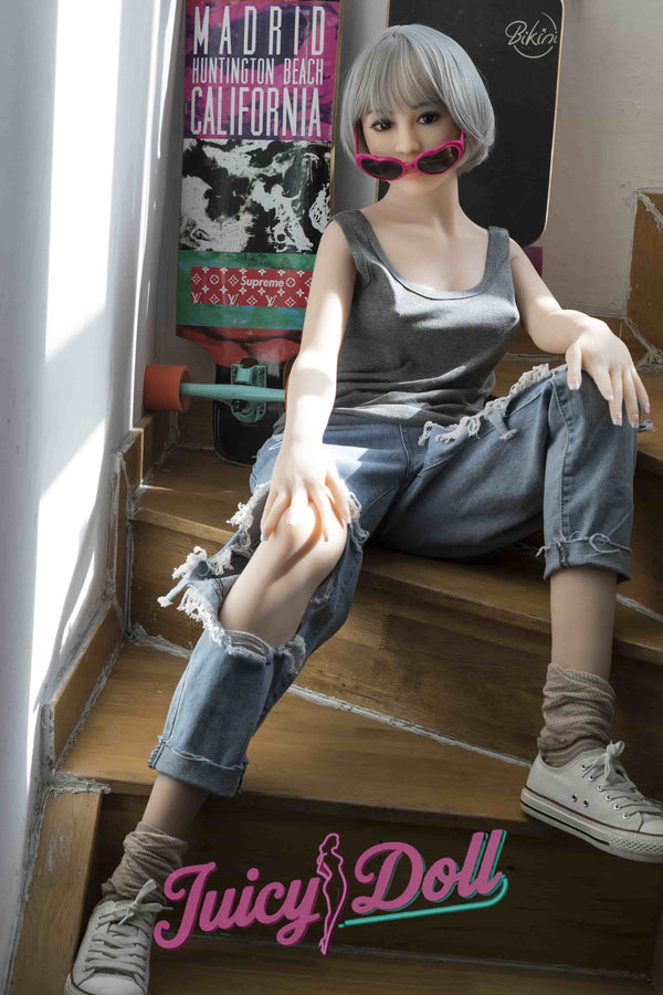 Olivia, 156 cm, bonnet C, asiatique, dans les escaliers