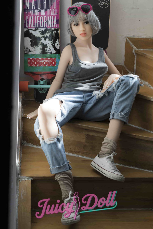 Olivia, 156 cm, bonnet C, asiatique, dans les escaliers