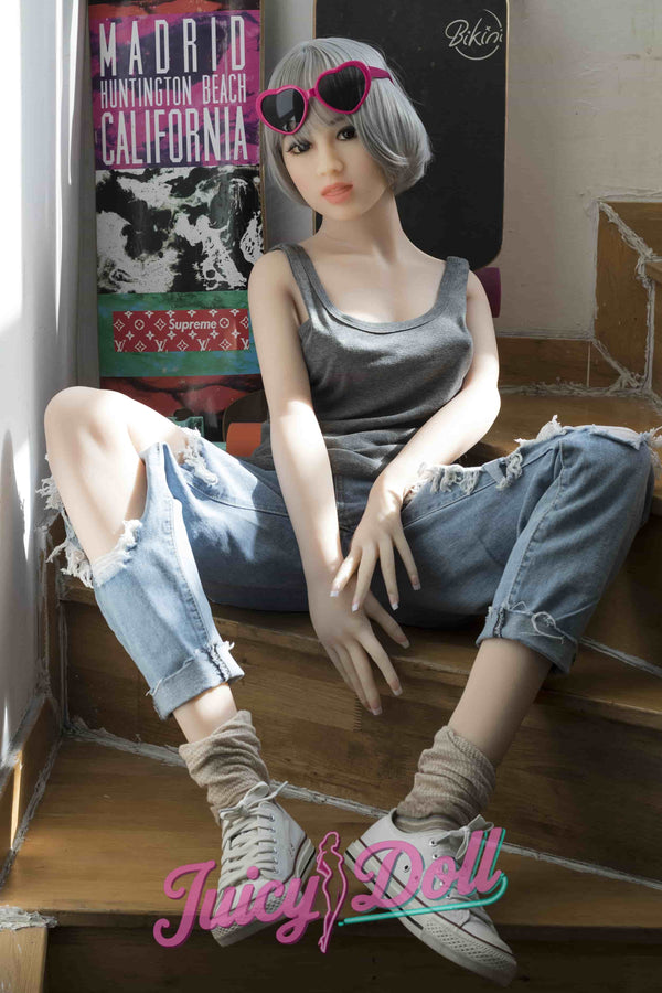 Olivia, 156 cm, bonnet C, asiatique, dans les escaliers
