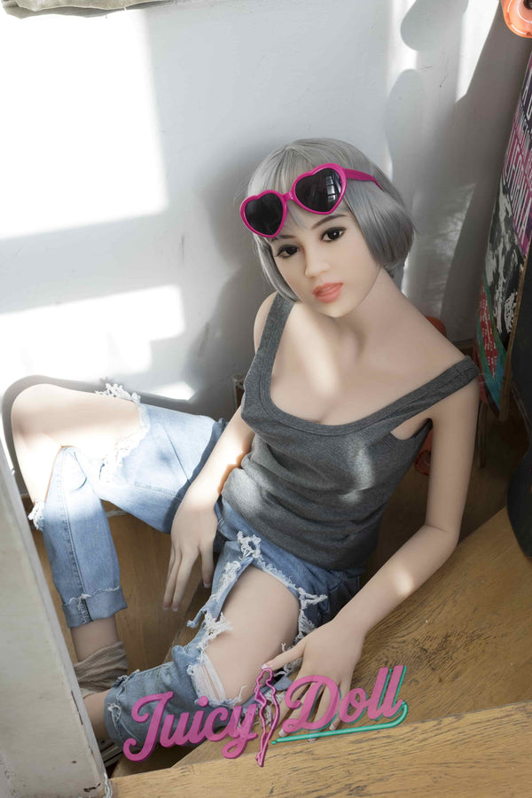 Olivia, 156 cm, bonnet C, asiatique, dans les escaliers