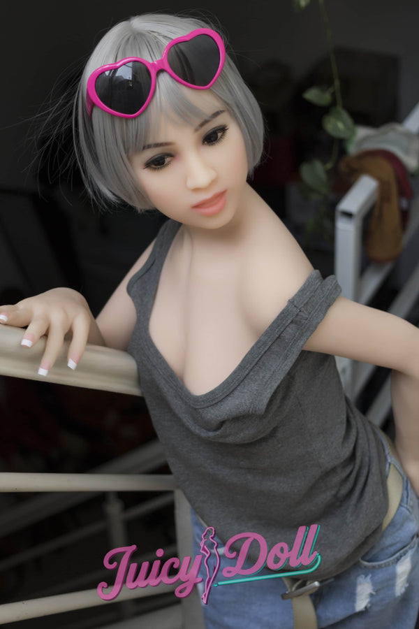 Olivia, 156 cm, bonnet C, asiatique, dans les escaliers