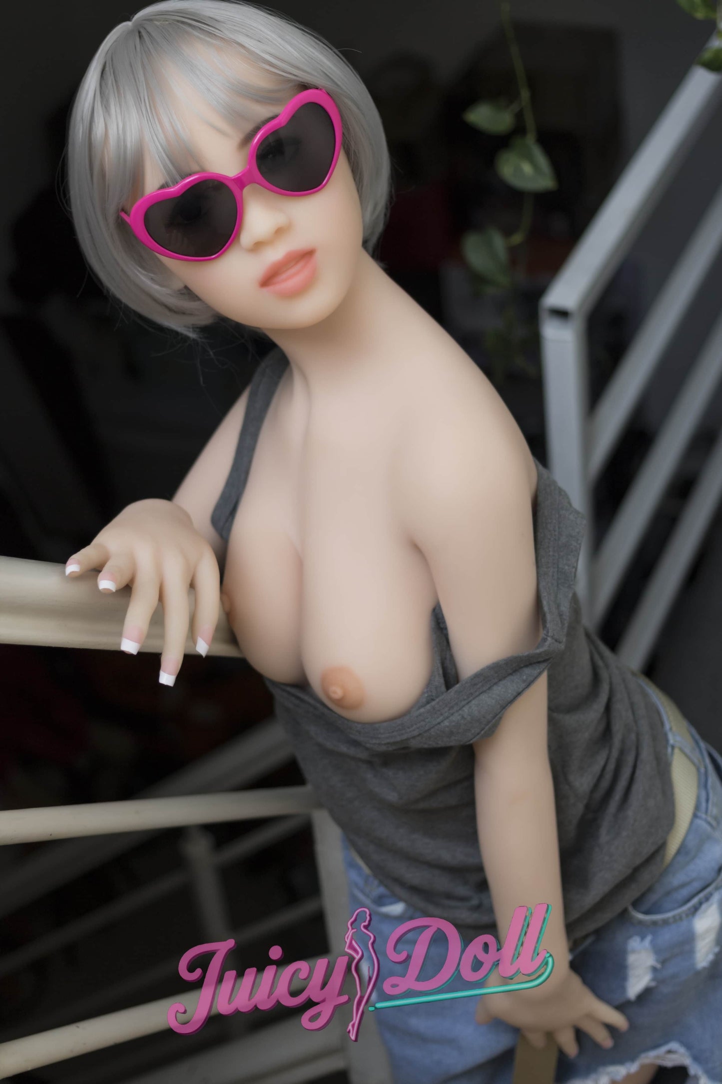 Olivia, 156 cm, bonnet C, asiatique, dans les escaliers