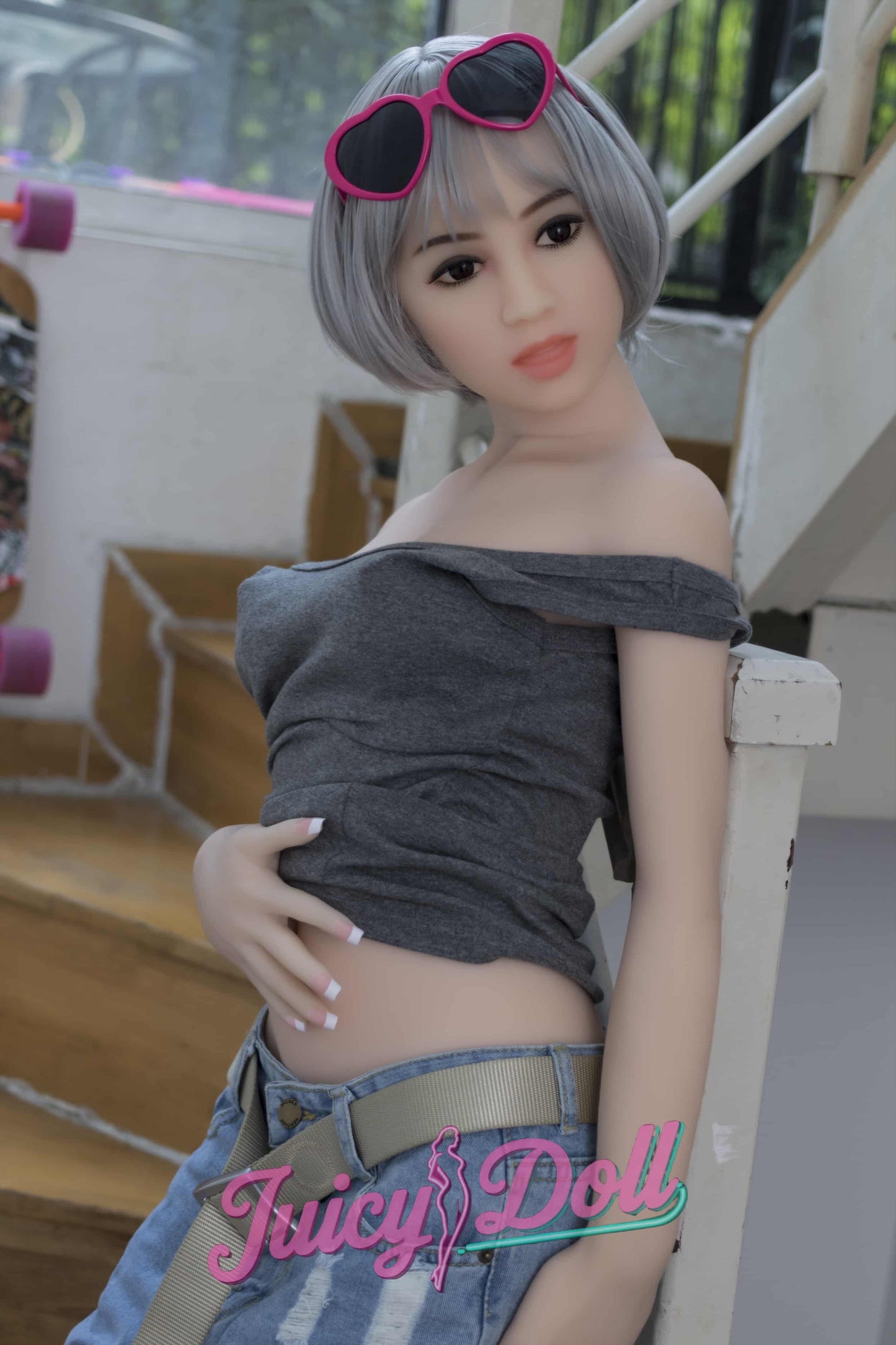Olivia, 156 cm, bonnet C, asiatique, dans les escaliers