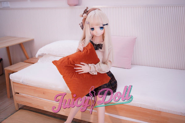 Scarlett 138cm Ccup Une petite fille qui vient de sortir de l'école