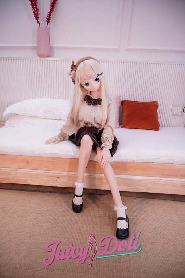 Scarlett 138cm Ccup Une petite fille qui vient de sortir de l'école