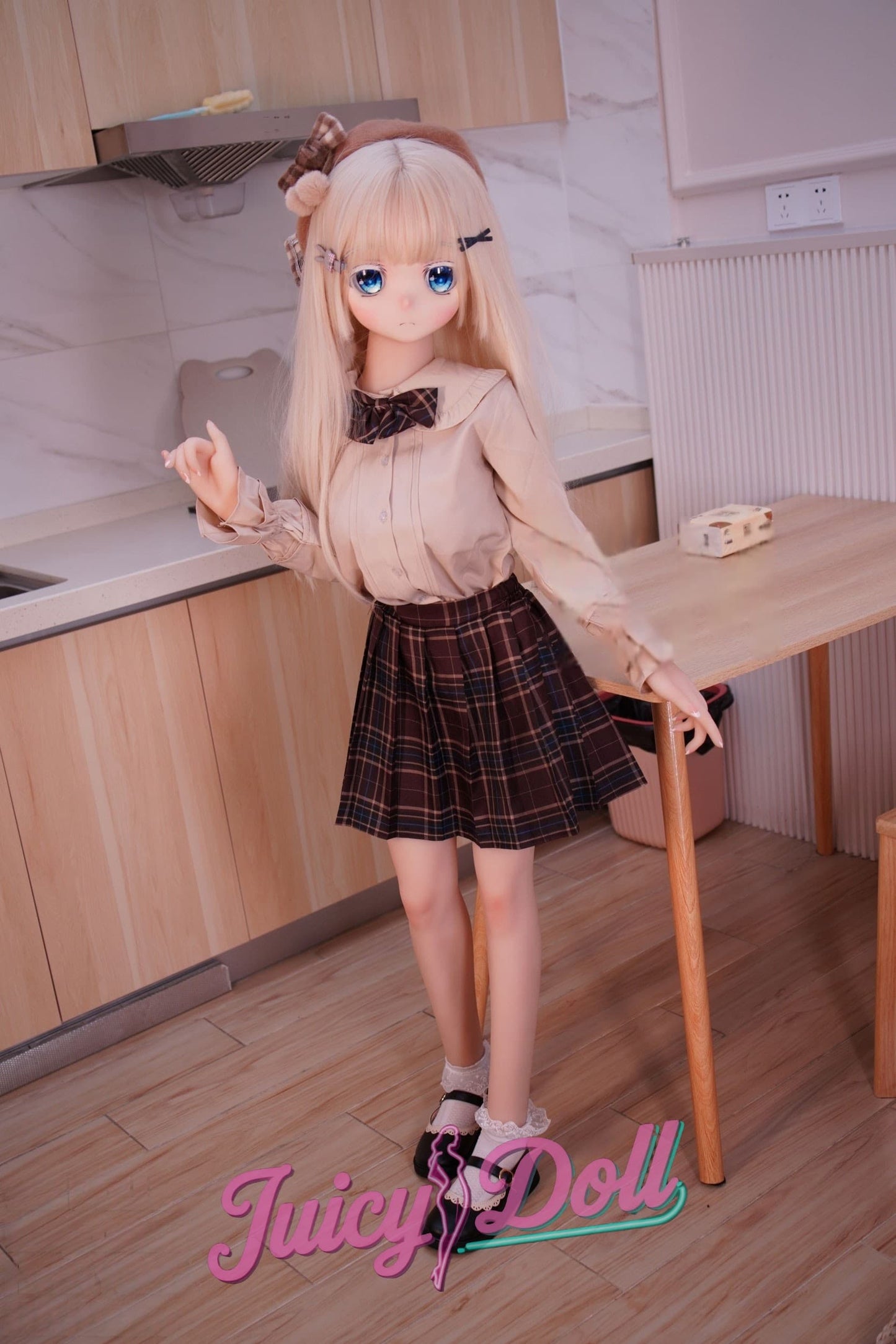 Scarlett 138cm Ccup Une petite fille qui vient de sortir de l'école