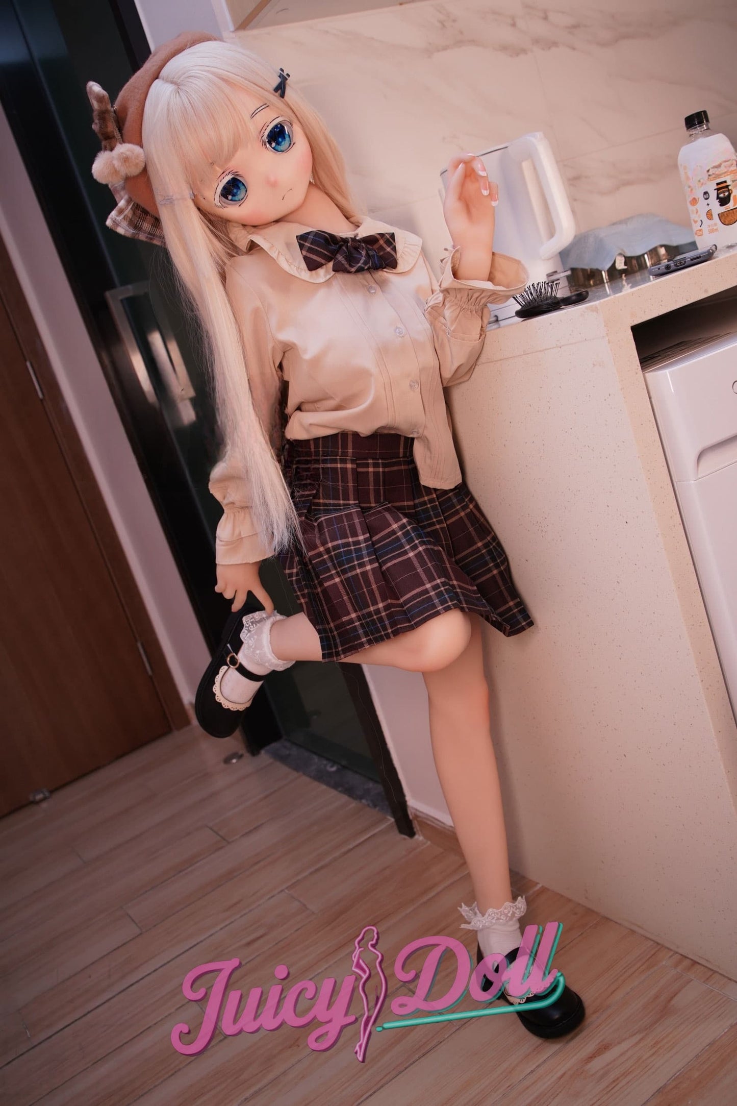 Scarlett 138cm Ccup Une petite fille qui vient de sortir de l'école