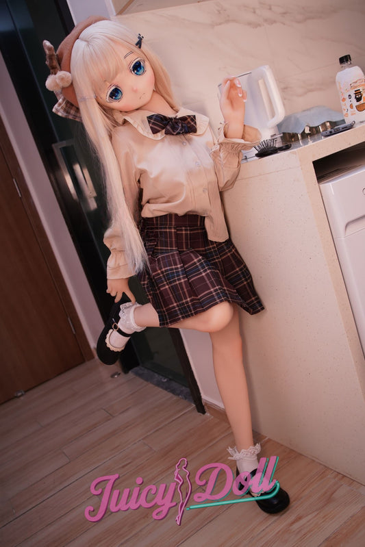 Scarlett 138cm Ccup Une petite fille qui vient de sortir de l'école