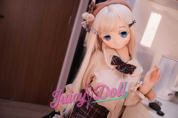 Scarlett 138cm Ccup Une petite fille qui vient de sortir de l'école