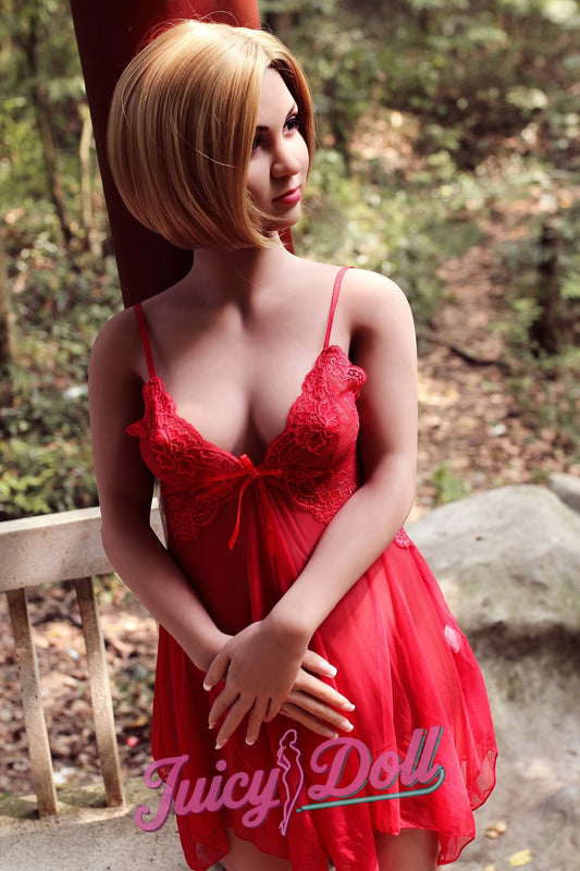 Avril, 158 cm, bonnet B, dans un jardin chinois