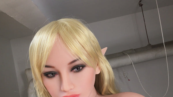 Ember 172 cm Fcup, Nackte Elfe im Garten der Frühlingsfarben